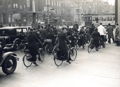 883951 Afbeelding van de verkeersdrukte bij de Catharijnebrug te Utrecht. Op de achtergrond de bebouwing aan de Leidseweg.